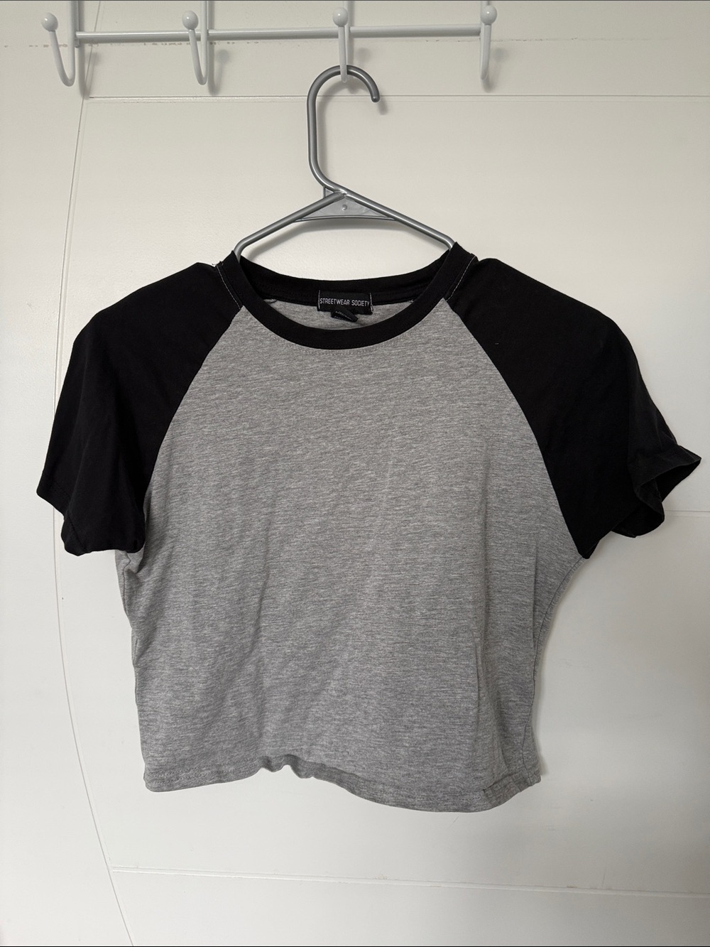Sporty Raglan Tee - Black & Gray